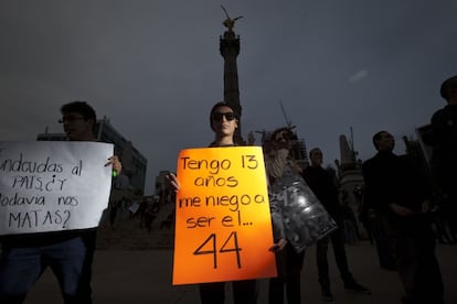 Emilio, 13 años, estudiante de secundaria. Este joven adolescente con gafas de sol, gorro, pantalón y camiseta negros, cree que el paro en la enseñanza y la protesta callejera no son suficientes para cambiar el estado de las cosas. "Al Gobierno le da igual", declara contundente. Por eso él propone medidas más drásticas: "Si yo fuera adulto diría: 'no pago impuestos hasta que no me traigan a los 43. Hay que hacer algo que afecte a la economía". El joven ha venido a la manifestación con sus padres, que regentan un cibercafé. "A mis compañeros de clase no les importa lo que pasa en su país", critica. Su mensaje: "Tengo 13 años, me niego a ser el 44".