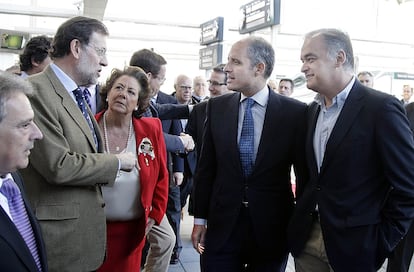 Camps recibe a Rajoy a su llegada a Valencia en la estación Joaquín Sorolla.