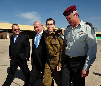 Liberación del soldado israelí Gilad Shalit el 18 de octubre de 2011, tras cinco años secuestrado en Gaza por Rafa Salama, el mando de Hamás cuyo asesinato ha confirmado Israel este domingo. Junto a él, camina Benjamin Netanyahu (2º izda) en una imagen de archivo de las Fuerzas de Defensa de Israel.