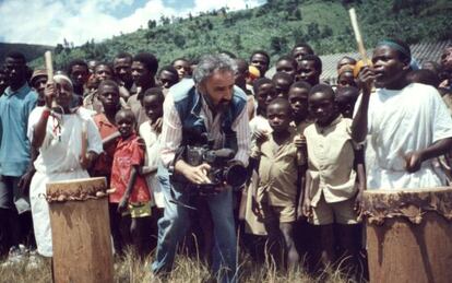 Jes&uacute;s Mata, trabajando como c&aacute;mara para TVE durante la guerra de Ruanda en 1994.