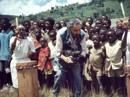 Jes&uacute;s Mata, trabajando como c&aacute;mara para TVE durante la guerra de Ruanda en 1994.