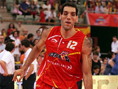 Roberto Dueñas, botando el balón.