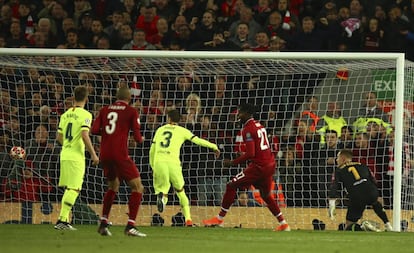 Origi (27) marca el quart gol del Liverpool al Barça.