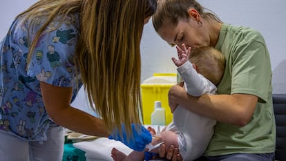 Una enfermera atiende a un bebé en el primer día campaña de inmunización frente a bronquiolitis, en el Hospital Infantil Universitario Niño Jesús de Madrid.