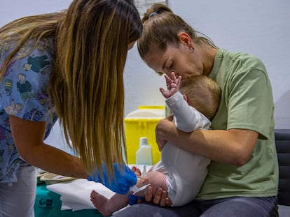 Una enfermera atiende a un bebé en el primer día campaña de inmunización frente a bronquiolitis, en el Hospital Infantil Universitario Niño Jesús de Madrid.