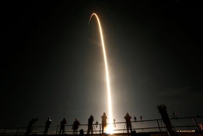 Lanzamiento del cohete de SpaceX, 'Falcon 9', en el Centro Espacial Kennedy en Cabo Cañaveral, Florida (Estados Unidos).