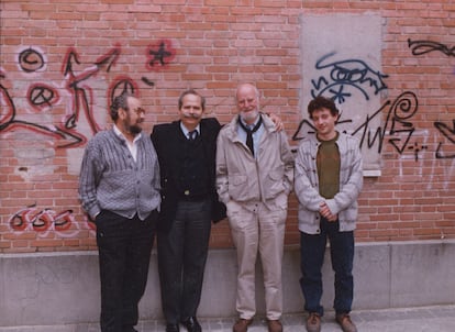 De izquierda a derecha, el poeta Andrés García Madrid, el editor Eugenio Suárez-Galbán, Lawrence Ferlinghetti y el también editor Raúl García Bravo, en las proximidades de la editorial Orígenes, en Madrid, durante su visita en 1991.