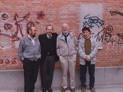 De izquierda a derecha, el poeta Andrés García Madrid, el editor Eugenio Suárez-Galbán, Lawrence Ferlinghetti y el también editor Raúl García Bravo, en las proximidades de la editorial Orígenes, en Madrid, durante su visita en 1991.