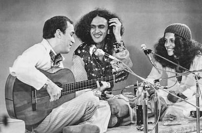 João Gilberto junto a Caetano Veloso y Gal Costa.