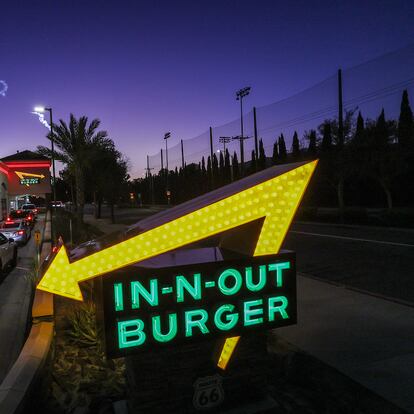 Un restaurante In-N-Out en Azusa, California, junto a la Ruta 66