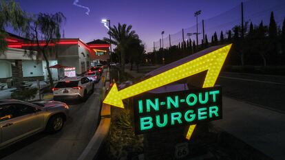 Un restaurante In-N-Out en Azusa, California, junto a la Ruta 66, en la noche del lunes 1 de abril de 2024.