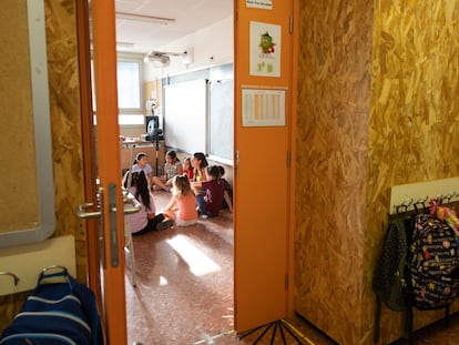 Alumnos y su profesora en un instituto escuela de Barcelona, en una imagen de archivo.