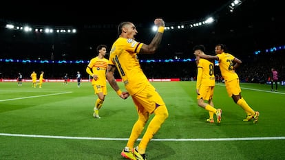 Raphinha celebra el primer gol marcado al PSG en París este miércoles.