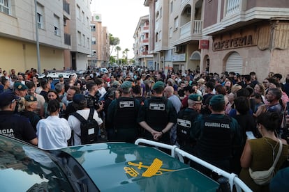 Decenas de personas participan este martes en la concentración convocada por grupos de ultraderecha en la plaza del Ayuntamiento de Torre Pacheco (Murcia).