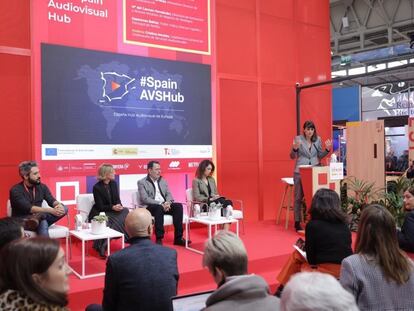 La secretaria de Estado de Telecomunicaciones e Infraestructuras Digitales, María González Veracruz (en el atril), presenta el Spain Audiovisual Hub en el Mobile World Congress.