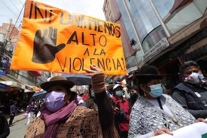 Mujeres aimaras llegan a la ciudad de La Paz, luego de una caminata iniciada en la vecina ciudad de El Alto con motivo del Día Internacional de la Mujer. 