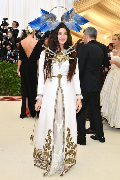 Lana Del Rey, de Gucci, se transformó en la Virgen de los Dolores con un claro guiño en el pecho: siete espadas en su corazón.