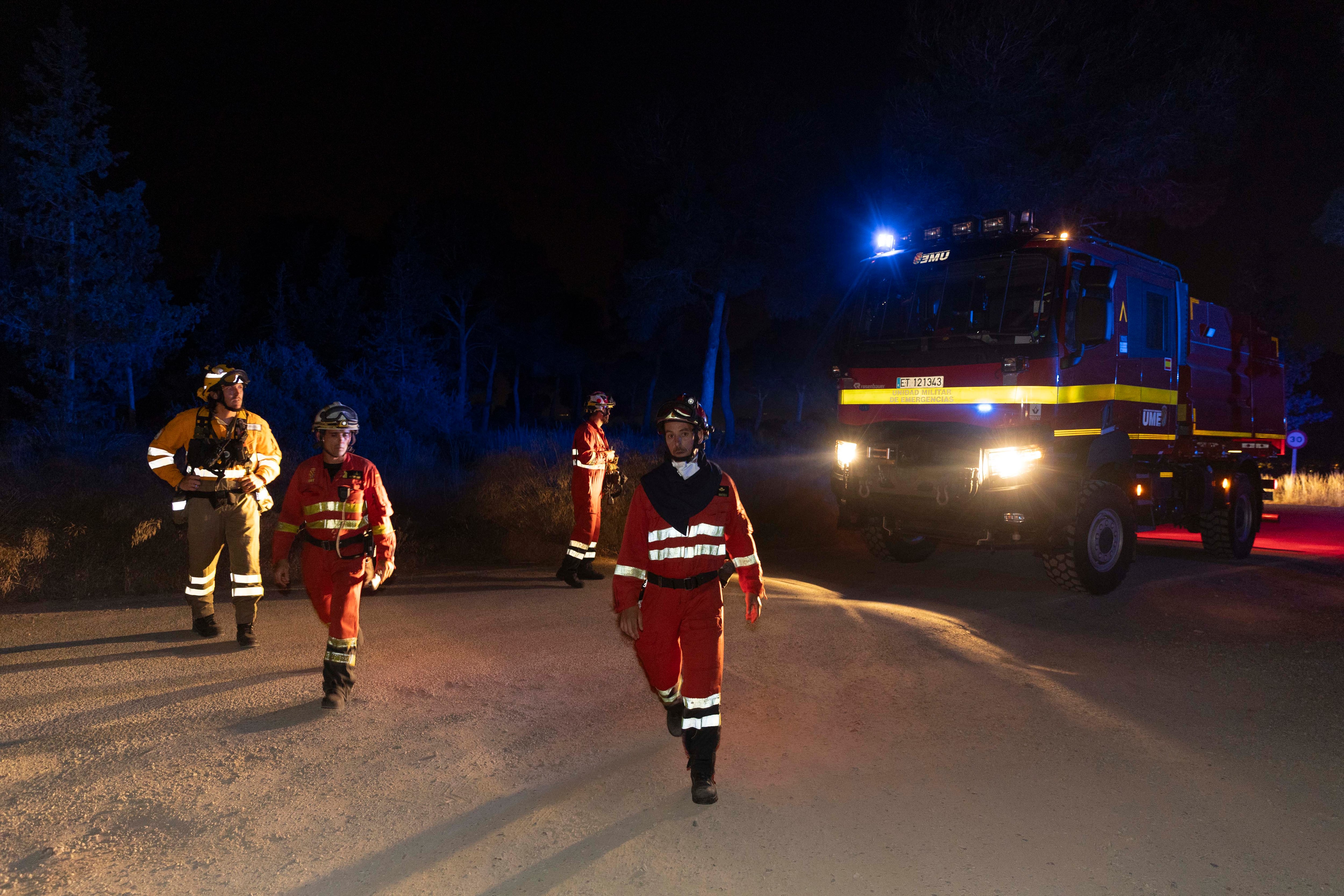 El centenar de vecinos desalojados por el incendio en un municipio de Murcia regresa a sus casas