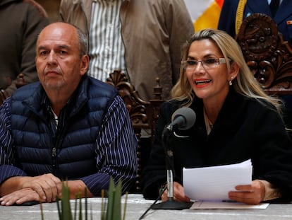 Arturo Murillo junto a la expresidenta de Bolivia, Jeanine Áñez, en una imagen del 23 de noviembre de 2019 en La Paz.