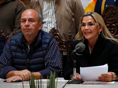 Arturo Murillo junto a la expresidenta de Bolivia, Jeanine Áñez, en una imagen del 23 de noviembre de 2019 en La Paz.