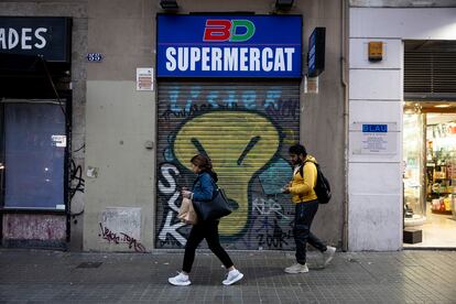 Supermercado 24 horas clausurado tras la inspección en la calle Ronda Sant Antoni número 55. 
