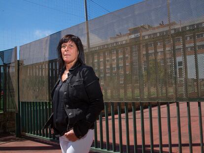 Marisol Zamora, que denuncia abusos en su infancia de un hermano del colegio de La Salle de San Sebastián, posa junto al patio del centro.