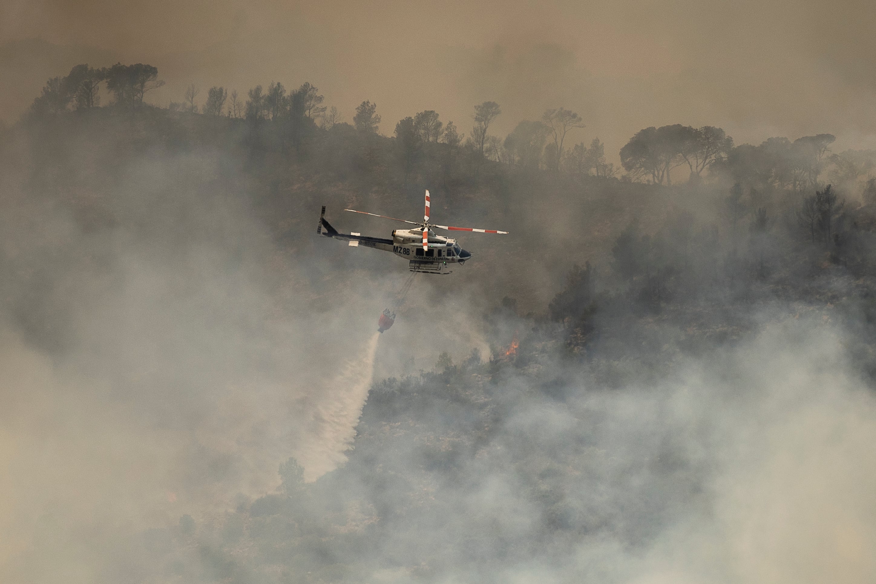 El sur de Tarragona abrasado: bomberos desbordados ante un tobogán natural de viento y fuego