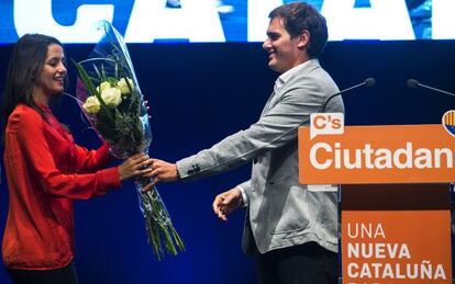 Albert Rivera li dóna un ram de flors a Inés Arrimadas.