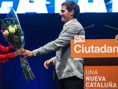 Albert Rivera li d&oacute;na un ram de flors a In&eacute;s Arrimadas. 