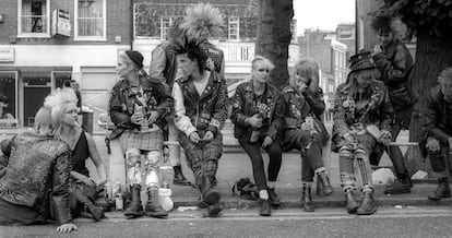 Un grupo de punks con botas Dr Martens en Londres en 1983.