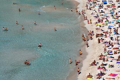 Turistas en la playa de Isla Conejo.