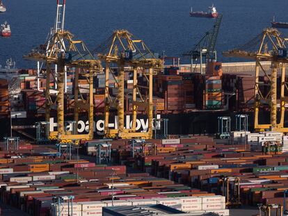 Un barco de mercancías cargado de contenedores en el puerto de Barcelona, en 2022.