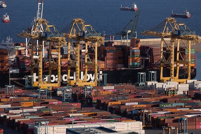 Barco de mercancias en el puerto de Barcelona