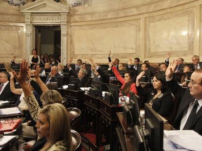 Argentinean senators raise their hands to approve the new law on the use of cannabis oil.