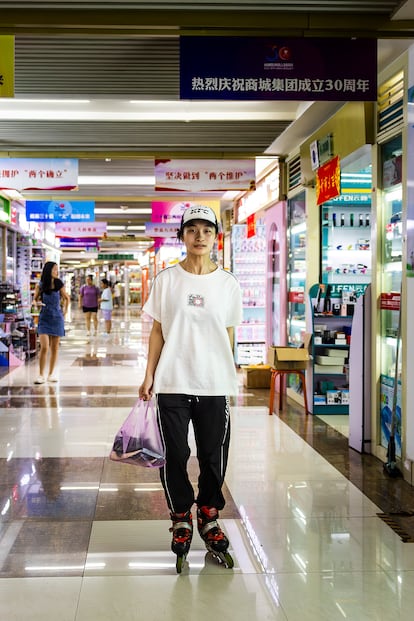 Chen Yenru, de 18 años, se dirige patinando a su trabajo de verano en un Kentucky Fried Chicken de la ciudad de Yiwu. El sueldo le cubre sus gastos diarios.