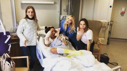 De izquierda a derecha: Geri Halliwell, Melanie Brown, Emma Burton y Melanie Chisholm, en el hospital el pasado lunes.
