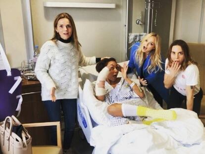 De izquierda a derecha: Geri Halliwell, Melanie Brown, Emma Burton y Melanie Chisholm, en el hospital el pasado lunes. 