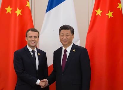 El presidente francés Emmanuel Macron da la mano al presidente chino Xi Jingping durante un encuentro bilateral el segundo día de la Cumbre del G-20. 