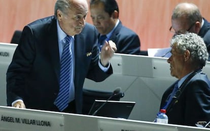 Joseph Blatter (izquierda) charla con &Aacute;ngel Mar&iacute;a Villar en el &uacute;ltimo congreso de la FIFA.