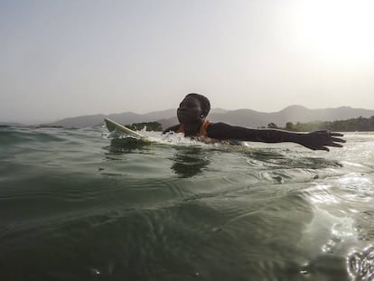 Kadiatu en el mar. Cada ola es un entrenamiento para esta chica que sueña con ser olímpica.