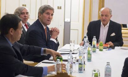 Los ministros de Exteriores de EE UU y Francia, durante las reuniones en el palacio de Coburg de Viena.