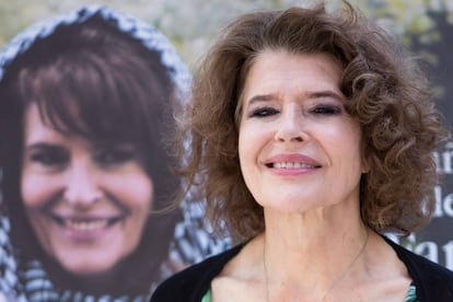 Fanny Ardant, el martes en Madrid delante de un cartel de 'Lola Pater'.