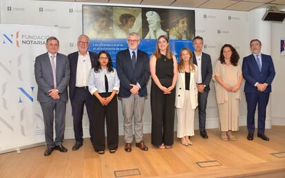 Foto de familia, con el presidente del Consejo General del Notariado, José Ángel Martínez Sanchiz, en primer lugar a la izquierda.