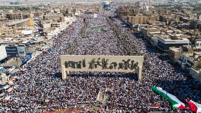 Miles de personas participan en una manifestación propalestina, este viernes en Bagdad (Irak).