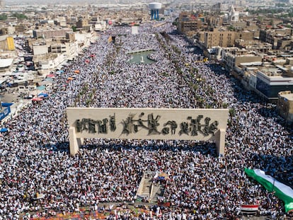 Miles de personas participan en una manifestación propalestina, este viernes en Bagdad (Irak).