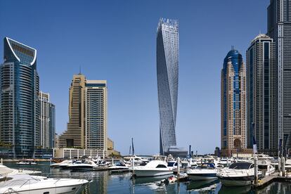 Cayan Tower, en Dubai, torre residencial de 73 pisos proyectada por el estudio estadounidense SOM (Skidmore, Owings & Merrill). La estructura da un giro de 90 grados sobre sí misma a lo largo de sus 307 metros de altura.