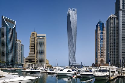 Cayan Tower, en Dubai, torre residencial de 73 pisos proyectada por el estudio estadounidense SOM (Skidmore, Owings & Merrill). La estructura da un giro de 90 grados sobre sí misma a lo largo de sus 307 metros de altura.