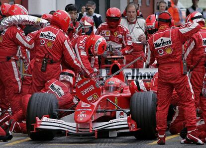 El Ferrari de Michael Schumacher, reposta durante el Gran Premio de San Marino de Fórmula 1 disputada en el circuito de Imola. El español Ferrnando Alonso ganó la prueba, ante el alemán Michael Schumacher. Ferrari Formula One driver Michael Schumacher of Germany during a pit stop at the San Marino F1 Grand Prix at the Imola circuit in Italy April 24, 2005. Renault's championship leader Fernando Alonso held his nerve to keep a charging Schumacher at bay and win a San Marino Grand Prix thriller on Sunday, his third victory in four Formula One races this season. REUTERS/Ruben Sprich