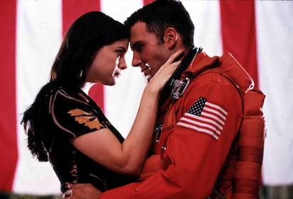 No cabían más banderas: Liv Tyler y Ben Affleck, en una escena de la película.