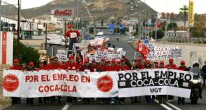 Trabajadores de la fábrica de Coca-Cola en Alicante, una de las cuatro que la empresa prevé cerrar en España, en una manifestación para reclamar a la multinacional que se replantee el Expediente de Regulación de Empleo (ERE) y evite la pérdida de los empleos. EFE/Archivo